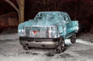 皮卡汽车上的创意冰雕艺术