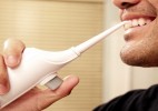 不用电的“电动牙刷”,喷水牙刷饭后刷牙正合适