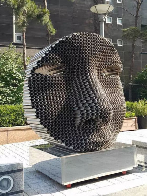 吸管堆叠成的创意雕塑