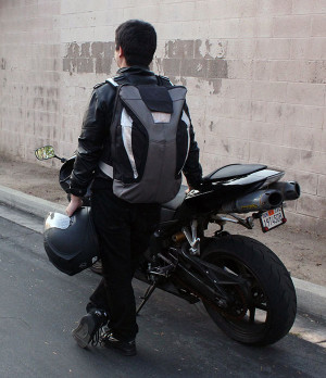 Angela Wang设计的骑手专用安全背包