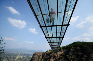 湖南平江石牛寨玻璃吊桥 ，你敢过吗？