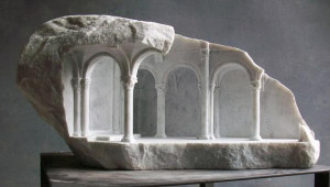 Matthew Simmonds的大理石中世纪建筑雕塑