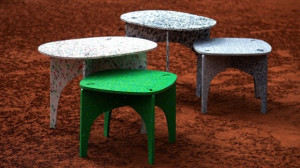 再生塑料制作的桌椅