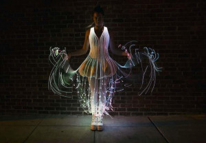 黑暗中跳跃的光彩 由光纤制成的小洋装创意设计