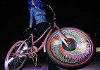 时尚的自行车车轮屏幕和古老的刚果木头自行车