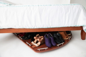 方便收纳鞋子的床底转盘