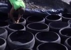老外用废旧轮胎修补道路,还申请了专利