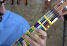 3D 打印 + 乐高组合的可调节微分音吉他