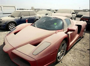 迪拜豪车坟场 千万豪车到处扔 为什么没人要？
