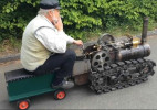 老工程师造玩具蒸汽火车，可边跑边加煤