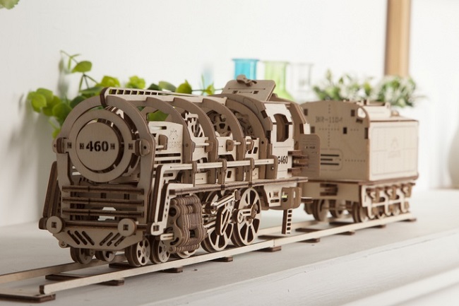 手工打造自带动力的火车模型