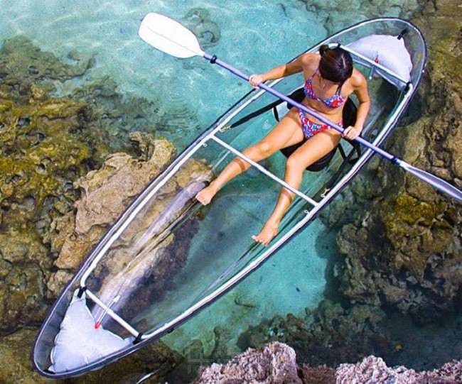 透明的独木舟皮划艇