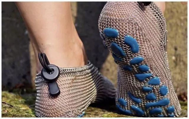不锈钢网做成的鞋，给你一种赤脚的快感
