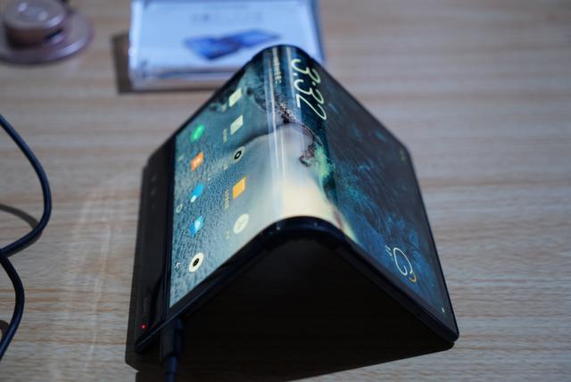 全球首款折叠屏手机FlexPai柔派发布，屏幕展开可达7.8寸，8999元起售