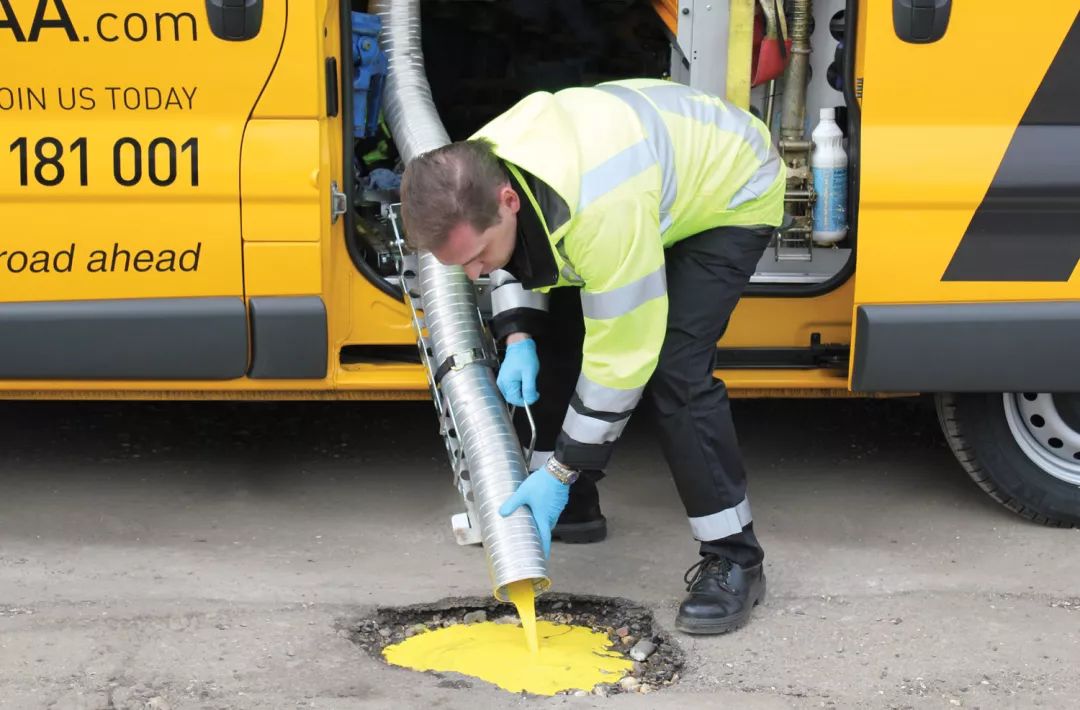 英国AA公司发明了一种道路修补液，简直是修路神器