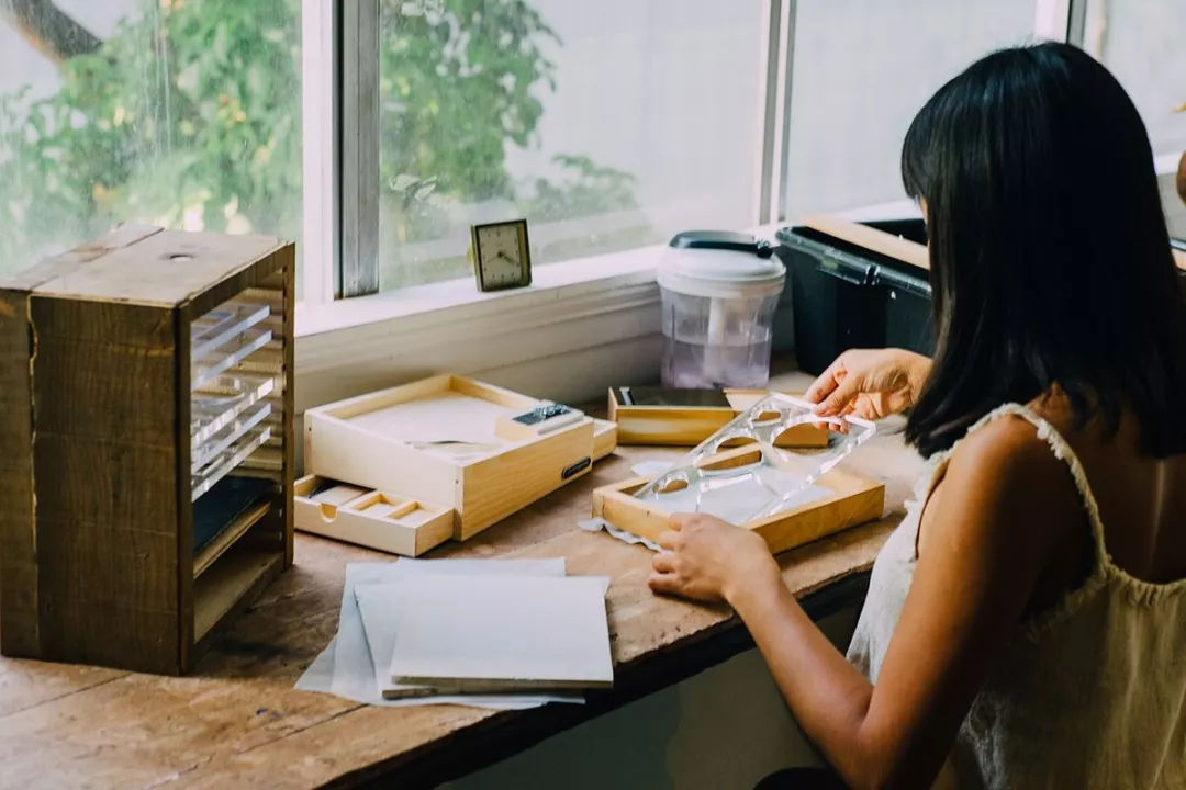 有了这台简易造纸机，自己在家也能体验造纸乐趣