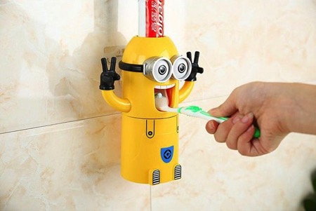 自动挤牙膏的创意小黄人