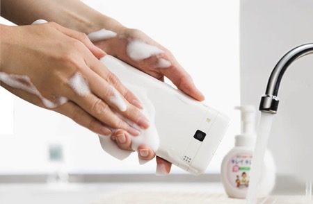 日本首款可全身水洗的创意手机