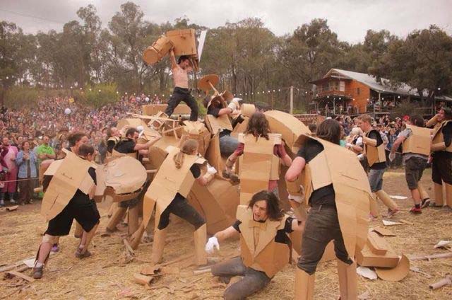 两个澳洲青年,用纸盒子挑起了一场“世界大战”