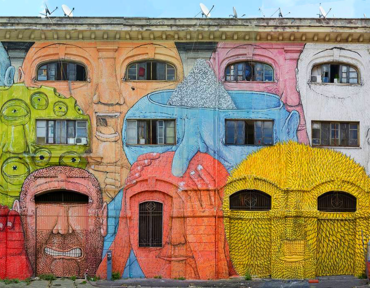 罗马街头的彩色人脸壁画艺术