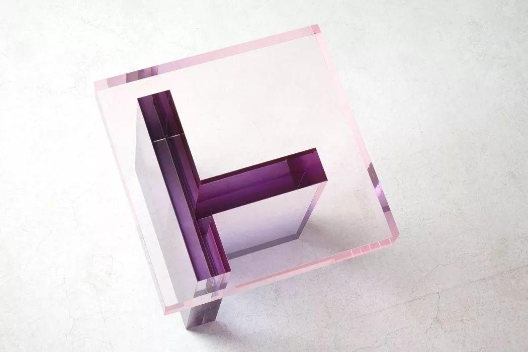 设计师Sae-rom Yoon设计的T字形树脂桌Crystal