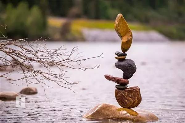 石头与重力的平衡艺术