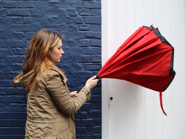 奇葩的反方向雨伞创意设计