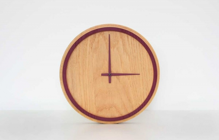 OTONO设计工作室设计的创意实木挂钟Madera