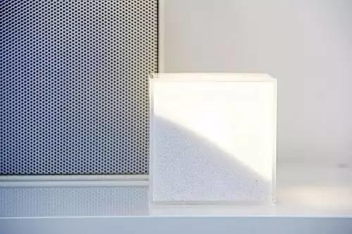 Selce Studio设计的随意改变光影的石砂小台灯