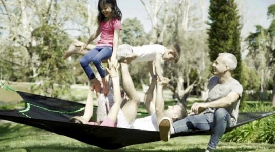 户外活动的最佳搭配，三角吊床让你一家都能躺上去享受