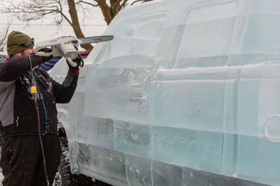 国外团队-49℃下打造冰雕汽车