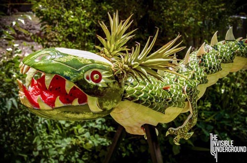 西瓜菠萝雕刻成的龙
