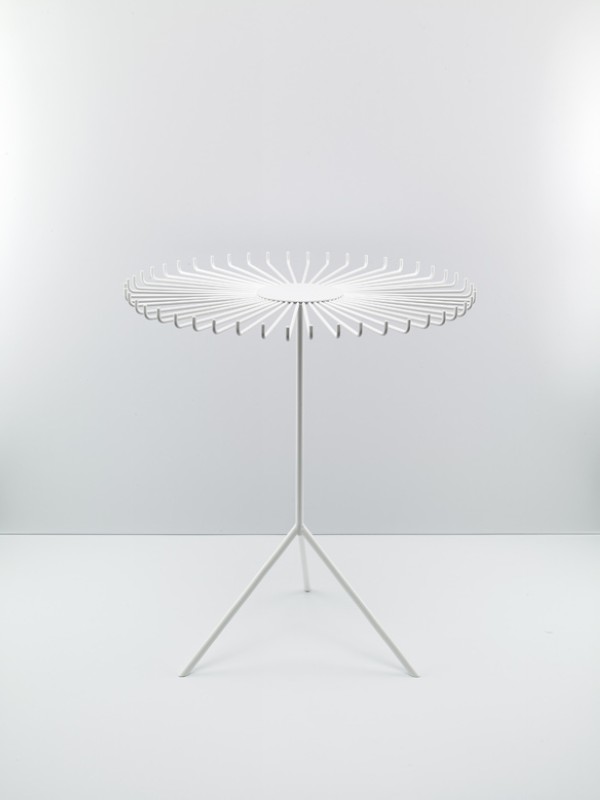 英国Alex Bradley设计的线条桌子