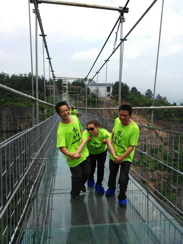 湖南平江石牛寨玻璃吊桥 ，你敢过吗？