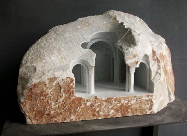Matthew Simmonds的大理石中世纪建筑雕塑