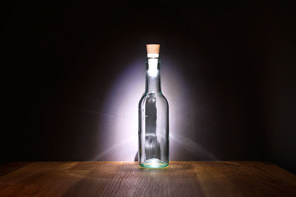 把空瓶子变成实用台灯的软木塞瓶盖
