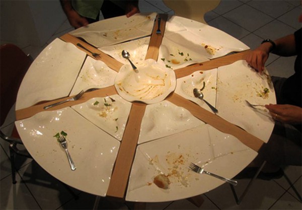 由盘子“拼成”的餐桌