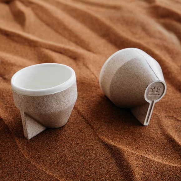 沙子作出的咖啡杯