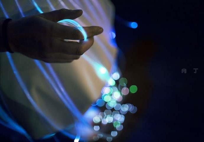 黑暗中跳跃的光彩 由光纤制成的小洋装创意设计