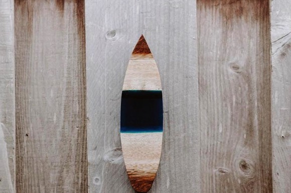 木材与树脂制作的冲浪板