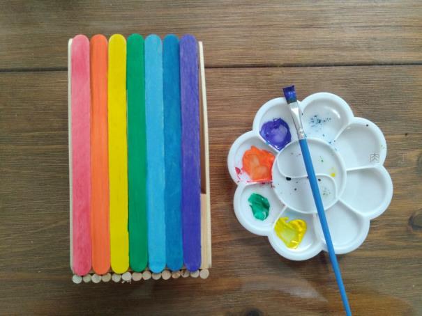 教你用雪糕棒做出漂亮的彩虹笔筒