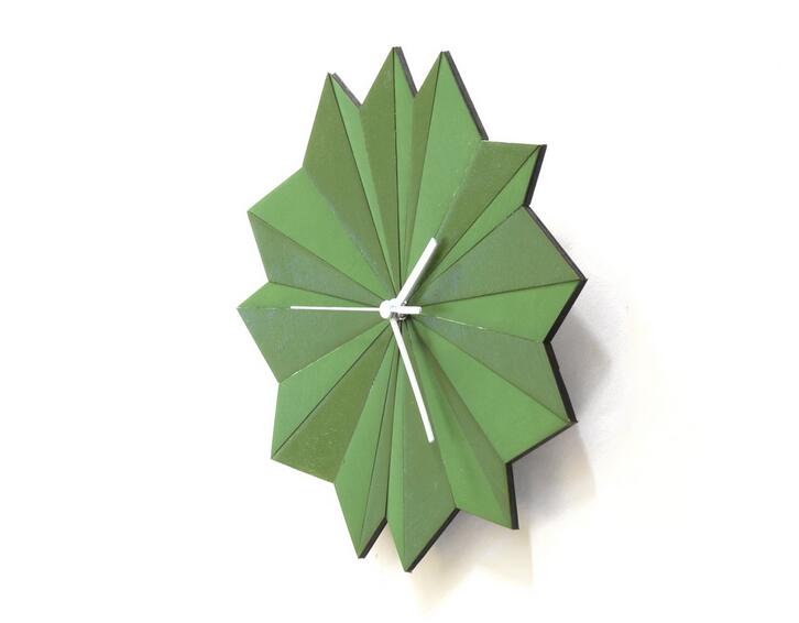 折纸绿色木挂钟
