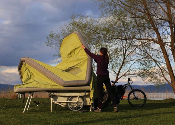 自行车拖着的移动帐篷