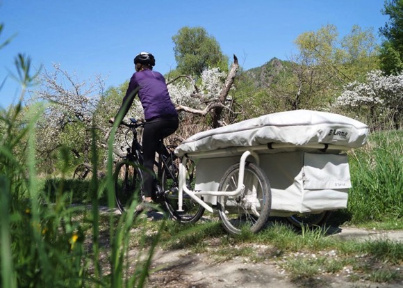 自行车拖着的移动帐篷