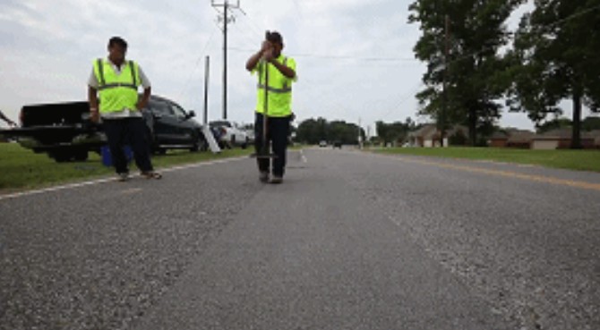 美公司研发路面修补胶带，贴一贴就能修好道路