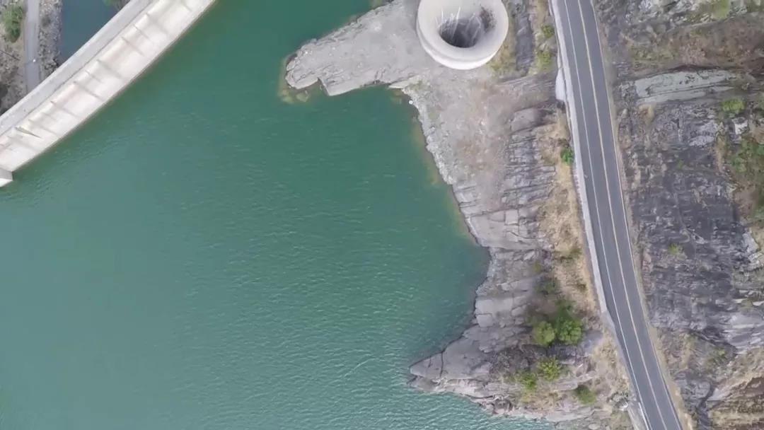 美国加州水库惊现“湖中黑洞”每秒可吞1500吨水