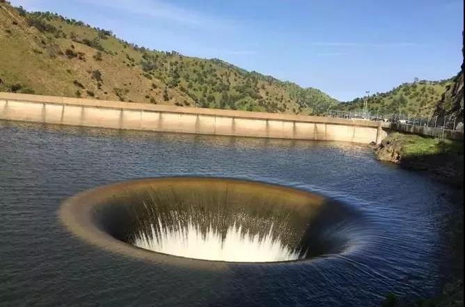 美国加州水库惊现“湖中黑洞”每秒可吞1500吨水