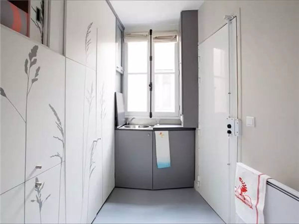 巴黎8平方米“棺材房” 家具隐藏在壁柜里，床也在柜里
