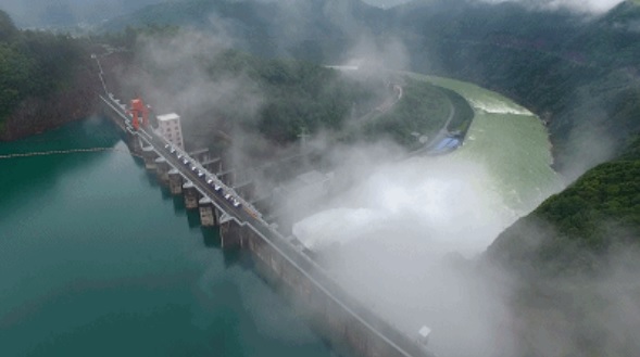 美国加州水库惊现“湖中黑洞”每秒可吞1500吨水