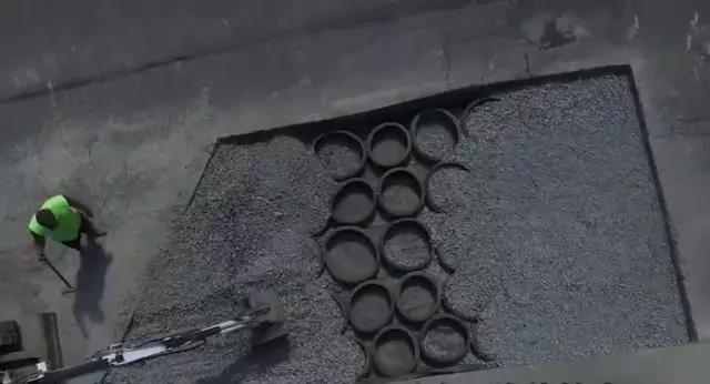 老外用废旧轮胎修补道路,还申请了专利
